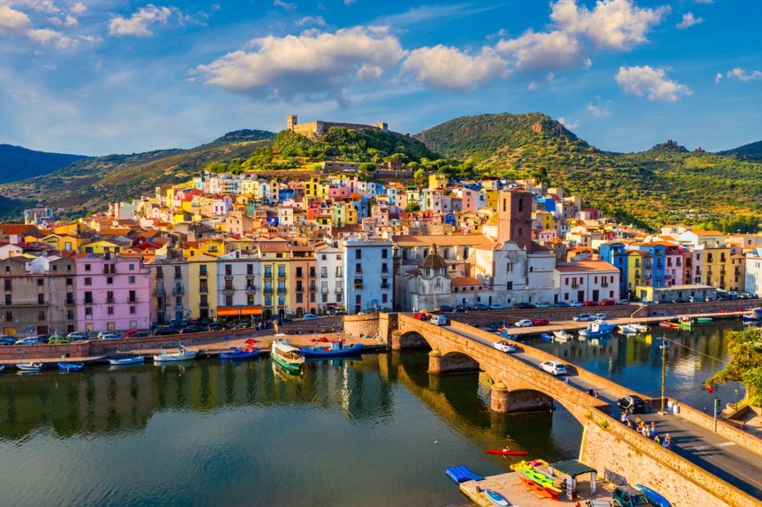 Veduta panoramica del colorato borgo di Bosa con il castello sullo sfondo