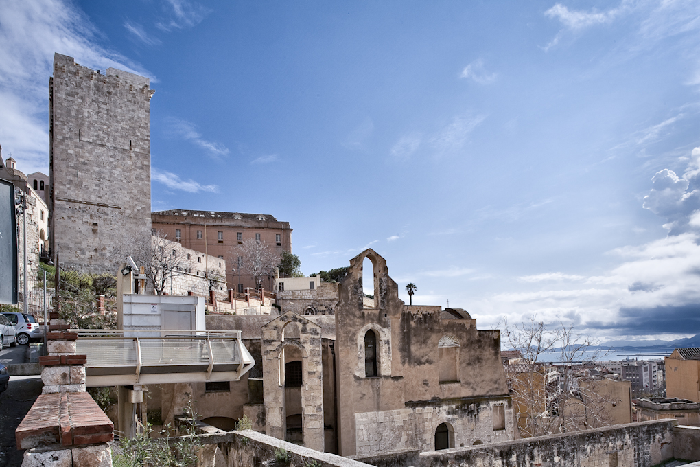 Torre a pianta quadrata si staglia sullo sfondo del cielo