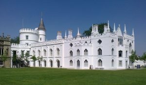 "Strawberry Hill", castello bianco in stile neogotico circondato da un prato sullo sfondo del cielo terso.
